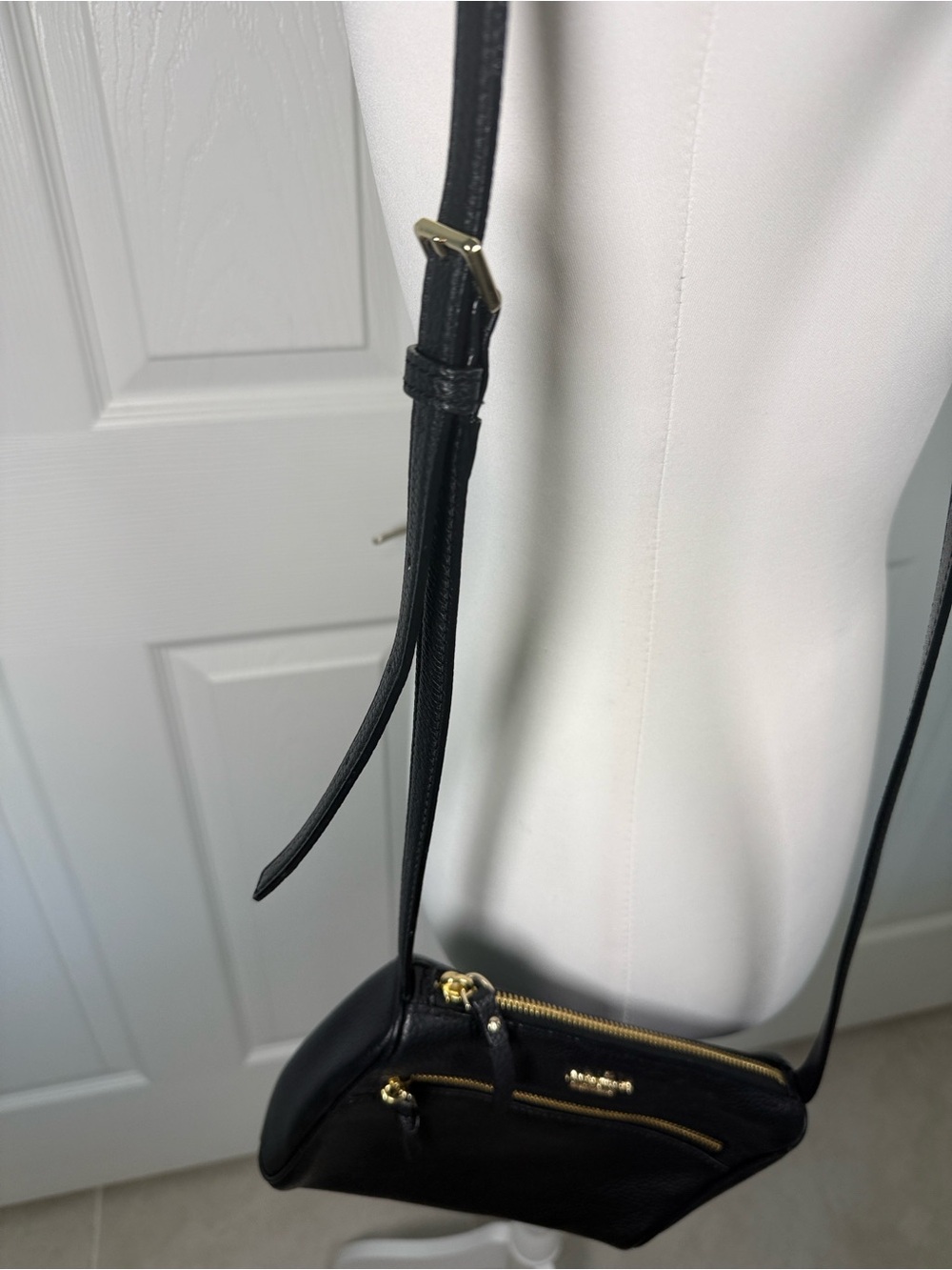 kate spade Jackson Street black pebbled leather small crossbody gold-tone zipper - Picture 4 of 11